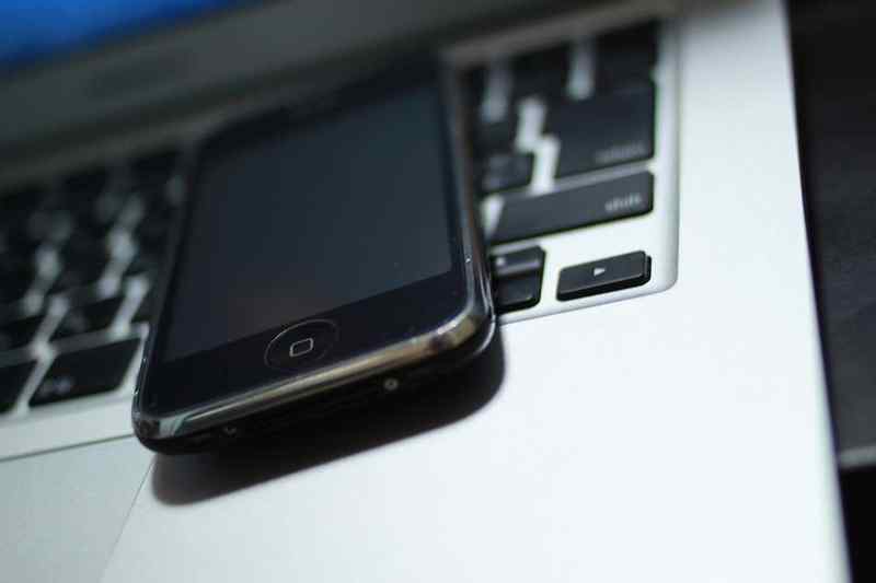 水没したiPhoneのホームボタンが効かない状態でアプリを終了させる、デコピン以外の方法