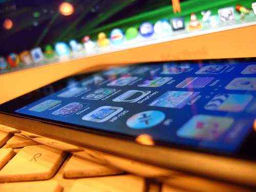 iPhoneの画面はいつも清潔に!「紙ナプキン」と「おしぼり」でめちゃキレイ!