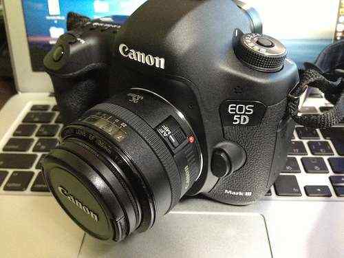 新しい相棒はコイツだ!"EOS 5D Mark III"!まずは外見をチェック。