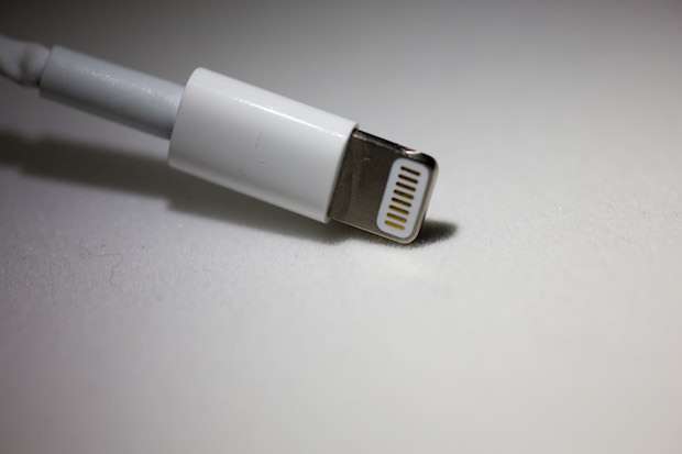 Lightnigケーブル(ライトニングケーブル)で上手く充電出来ないなぁと思ったら掃除してみよう！