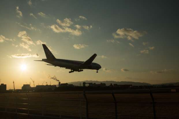 飛行機を真近くから、真下から。本当は教えたくない伊丹空港の近くにある絶好の撮影ポイント！