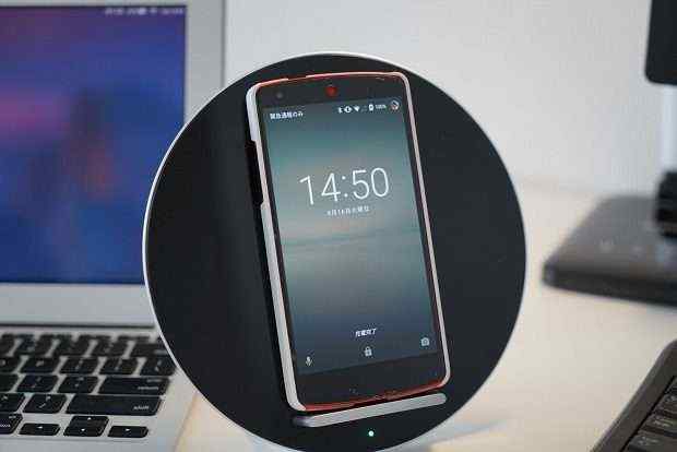 インテリアにもなる無接点充電器がオシャレで便利。